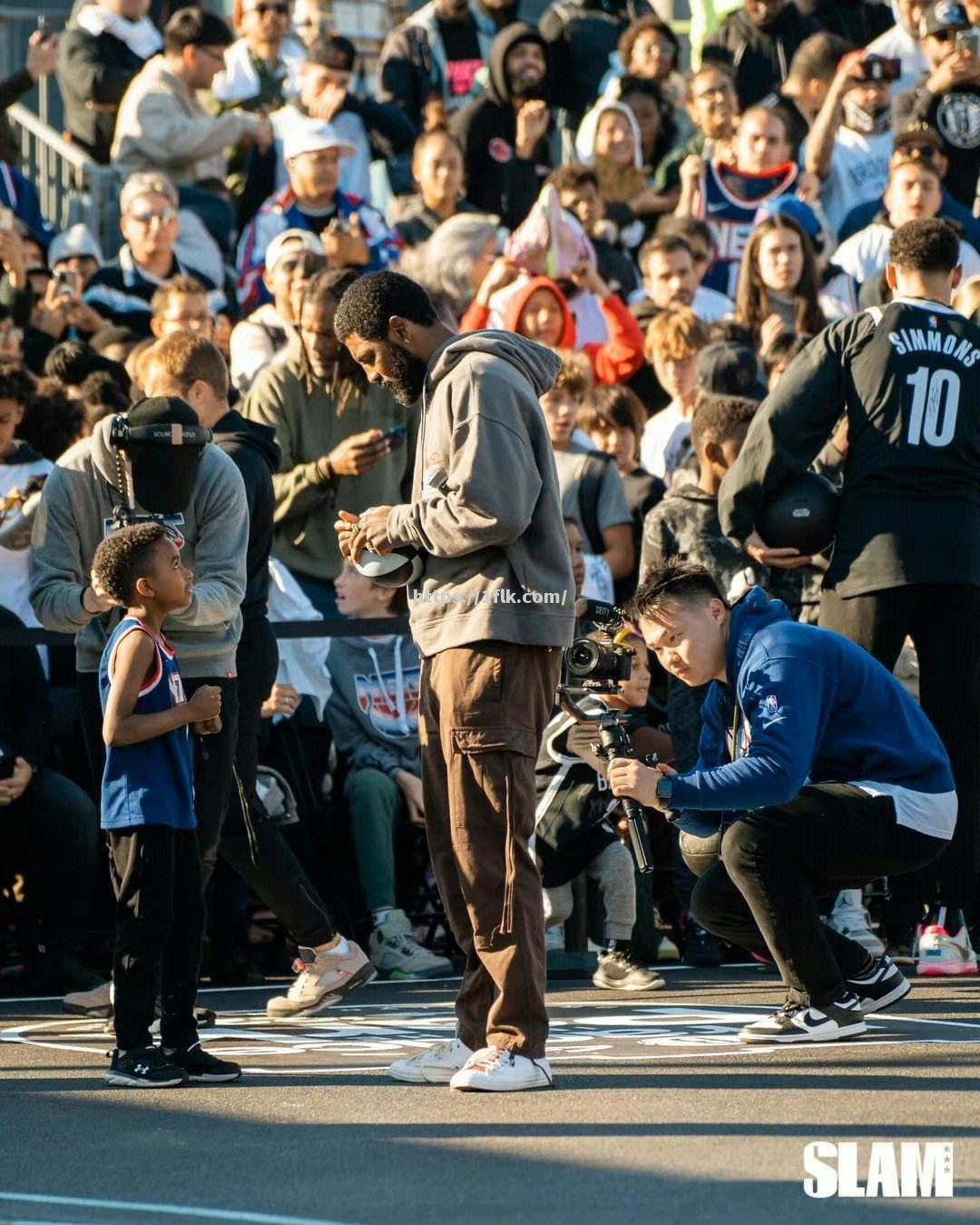 NBA球员在比赛结束后赠送签名球迷