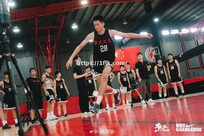 开云体育-NBA明星选手为现场球迷精彩表演，拼尽全力助阵